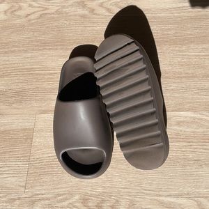 YZY SLIDE // AUTHENTIC // SIZE 10 MENS USA // GREAT CONDITION // COLOR BROWN